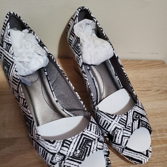 Life Stride slip on shoes - Picture 2 of 3